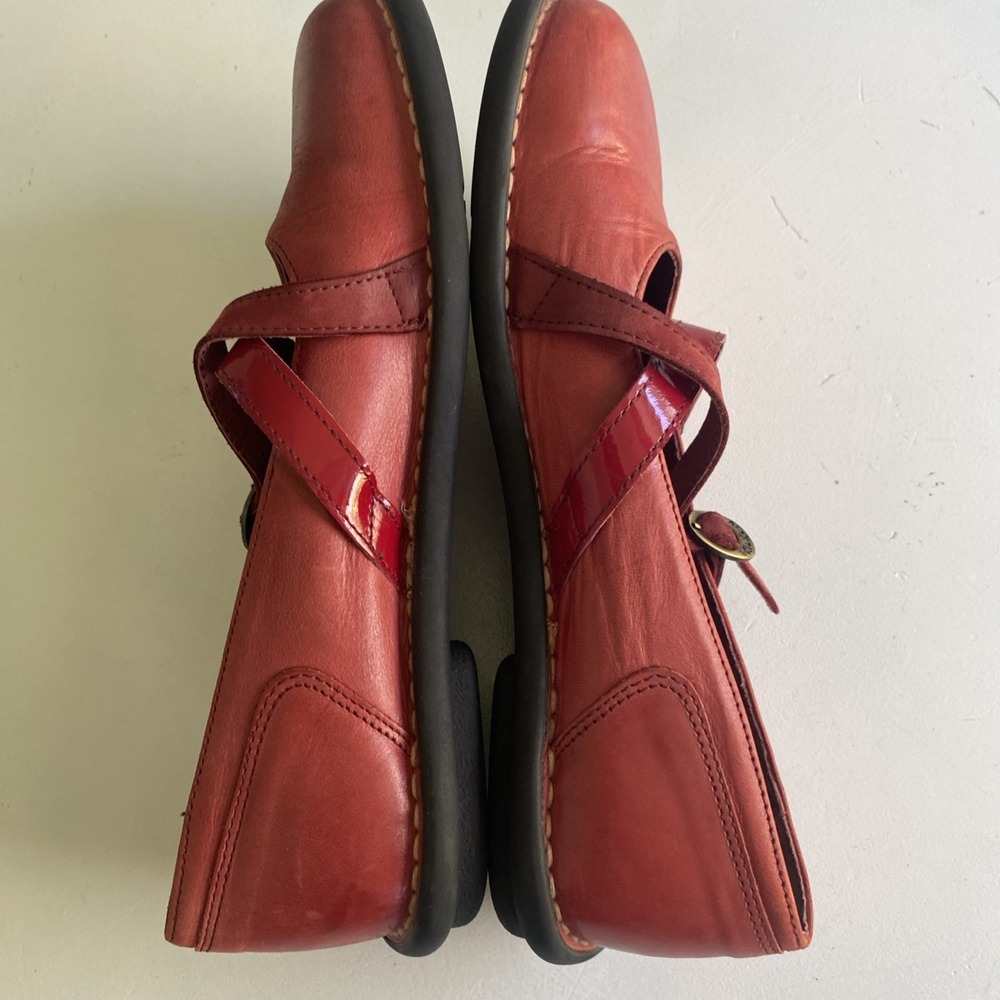 Kickers Leather Mary Jane Buckle Shoe Red Flats EU 41 US 9 Comfort Walking - Picture 12 of 14